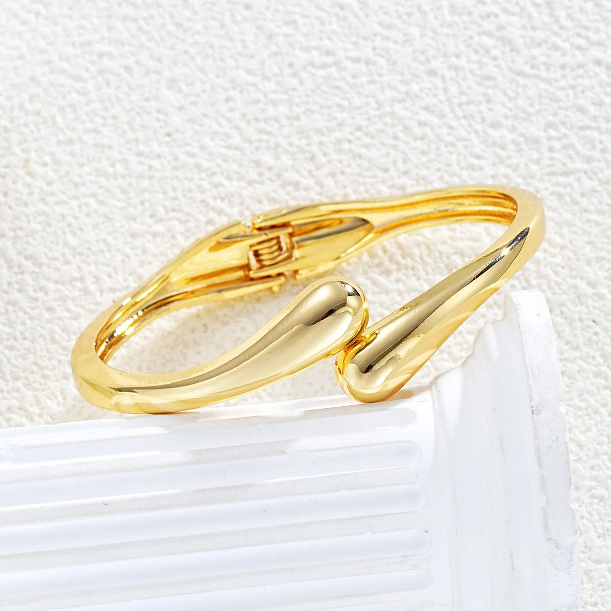 Hot Sale Exaggerate Individuality Metal Smooth Surface Water Drop Bangle for Woman Adjustable Bracelet Paty Jewelry Daily Wear